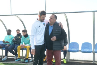 Molo conversa amb el tècnic del Llagostera, Oriol Alsina.