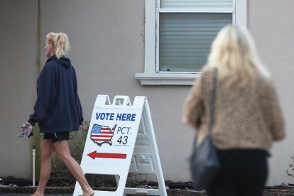 Els votants arriben a una mesa electoral a Pensacola (Florida).