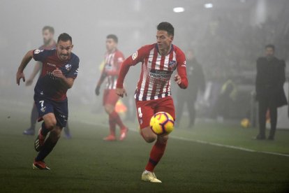 El defensa blanc-i-roig Santiago Arias lluita per la pilota davant David Ferreiro ahir a El Alcoraz.