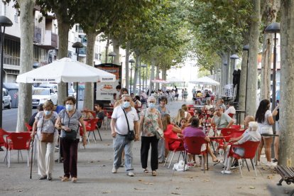 Los locales hosteleros de Lleida, sin cambios  -  Los bares y restaurantes de Lleida seguirán con las mismas condiciones que ahora, un aforo del 50% en el interior y en la terraza, separación de dos metros entre mesas. En cambio, la Generalitat a ...