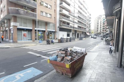 Imagen de archivo de un contenedor con escombros de obras de reforma en una calle de la ciudad.