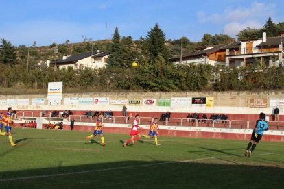 Un jugador de l’Oliana intenta arribar a la pilota davant la pressió d’alguns jugadors del Bellpuig.