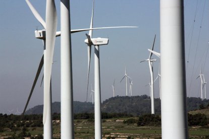 Molins del parc eòlic de la Serra del Tallat, amb aerogeneradors a la comarca de l’Urgell.