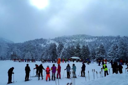 Preparatius a les pistes de Port del Comte, amb 85 centímetres de neu, i cues de nens per esquiar a les instal·lacions de Port Ainé.