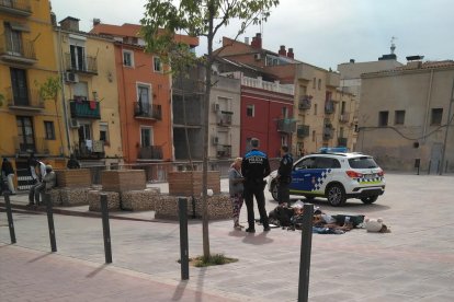 Una actuació de la Urbana divendres a la tarda contra la venda irregular a la plaça del Dipòsit.