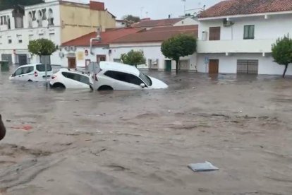 Un aiguat va negar els carrers de Nerva (Huelva), ahir.