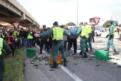 Movilizaciones en Extremadura y Almería  -  Las protestas de agricultores y ganaderos se reprodujeron ayer en Extremadura y El Ejido (Almería), con cortes de carreteras, para reclamar precios justos por sus productos y defender el futuro del mund ...