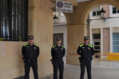 Els tres nous agents de la policia local.