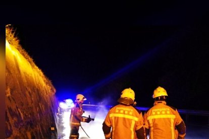 Los Pompièrs d’Aran limpiando la calzada tras el siniestro. 