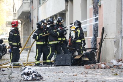 Fins a dotze dotacions de bombers van treballar en l’extinció del foc.