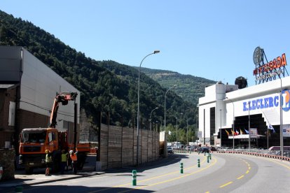 Operaris a la zona on es va registrar la gran allau fa un any, davant del Punt de Trobada.