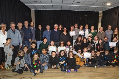 Foto dels organitzadors i els actors que van participar ahir a la tarda en el concurs.