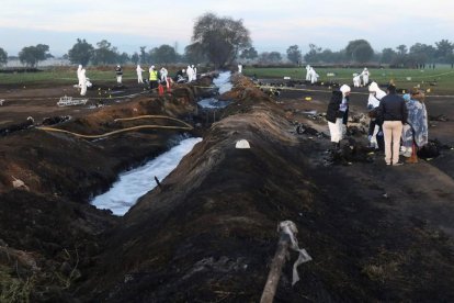 Investigadores en el lugar en el que se produjo la explosión mortal en México, ayer.