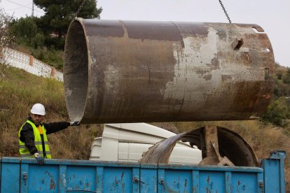 Un operario trabaja con elementos para la perforación del túnel.