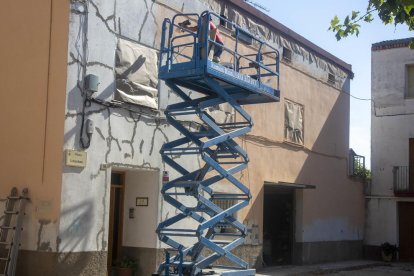 El operario pintaba una casa y cayó desde unos 4 metros. 