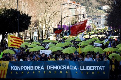 Solidaritat - Milers de persones amb roba i paraigües grocs van recórrer ahir el centre de Sant Sebastià en solidaritat amb els polítics catalans empresonats, a l’exili i jutjats al Suprem.