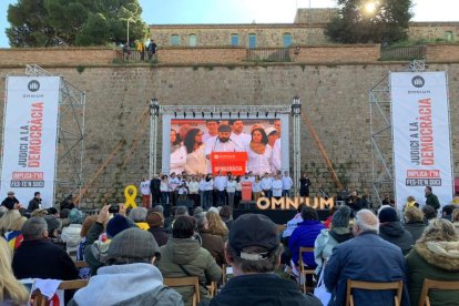 Acto de Òmnium Cultural, ayer, en Montjuïc, dentro del marco de la campaña “Judici a la democràcia”.