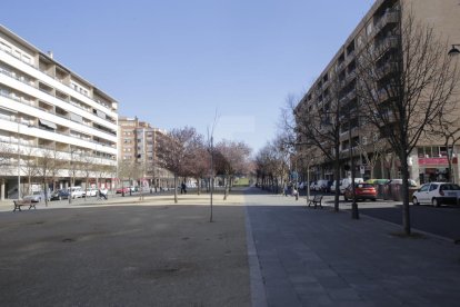 El carrer Corregidor Escofet de Lleida, ahir, hores després de la baralla entre joves magrebins.