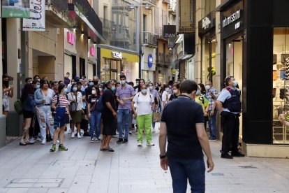 Vándalos tiran piedras en el Eix Comercial de Lleida a media tarde 