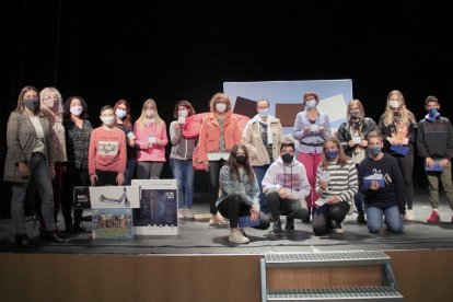 Ganadores y organizadores de los concursos ‘BiblioTram’ y ‘BiblioTràilers’, el lunes en la sala La Unió.