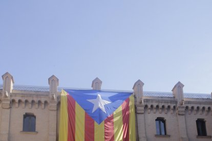 L’estelada gegant desplegada ahir en un claustre de la UdL.