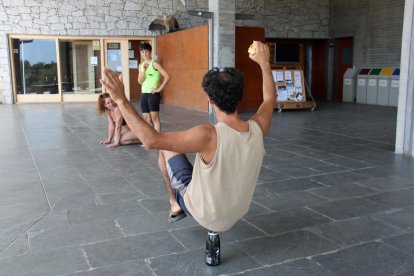 Tres integrants del circ contemporani de Nilak, assajant per a l'espectacle que s'estrenarà al Dansàneu