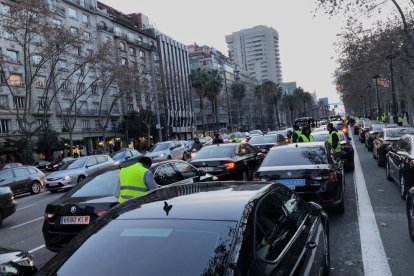 Conductores de VTC se concentraron en la Diagonal en protesta por la reunión entre Govern y taxistas.