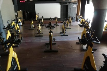 Sala de spinning del Ekke, con mucho más espacio entre las bicicletas.