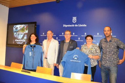 Gemma Vilarasau, Jordi Ignasi Vidal, Joan Talarn, Estefania Rufach i Albert Marvà, a la Diputació.