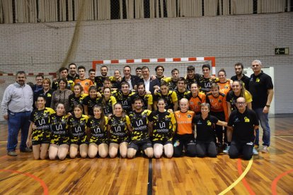 En la imagen, los jugadores y jugadoras de los dos equipos séniors que ha tenido este año el Handbol Pardinyes en competición.