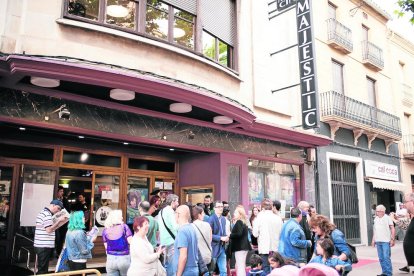 Público del festival el año pasado frente a los cines Majèstic.