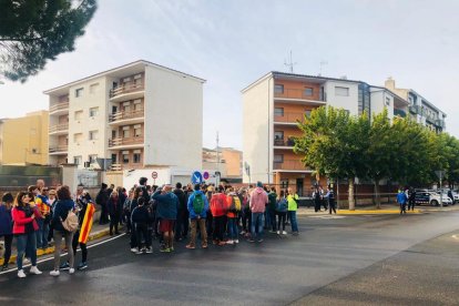 Concentració davant de la caserna de la Guàrdia Civil a Tàrrega.