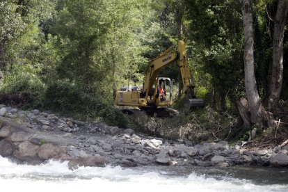 Les obres per salvar la presa de l’Hostalet, a Sort.