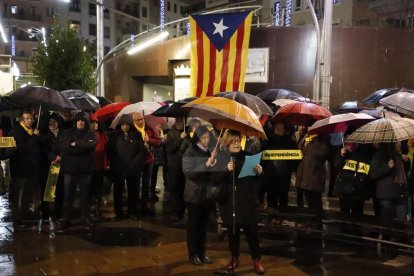 Moment de la lectura del manifest a la plaça Ricard Viñes.