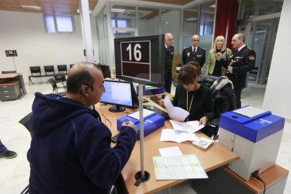 Imatge d'arxiu de l'obertura de la nova l'oficina d'expedició del DNI a Lleida.