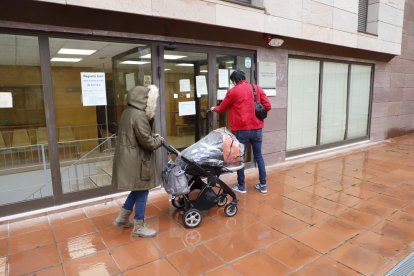 Una pareja con su bebé entrando ayer por la mañana en el Registro Civil de Lleida. 