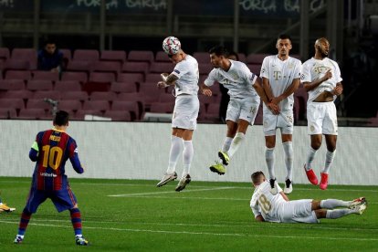 La barrera refusa un tret de falta de Leo Messi, que va marcar el primer gol del Barça.