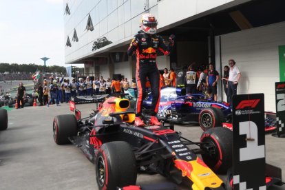 Max Verstappen, sobre el seu cotxe al final de la carrera.