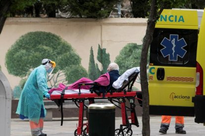 Los sanitarios trasladan a un paciente en Zaragoza.