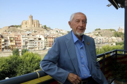 Josep Vallverdú, al balcó del seu actual domicili a Balaguer, amb Santa Maria al fons.