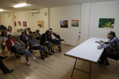 Un instante de la reunión de la asociación de vecinos de Universitat, ayer. 