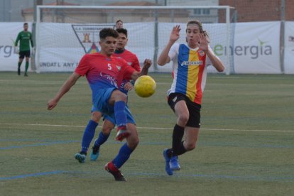 Guiu pica la pilota davant la pressió rival en una de les jugades dels locals a l’encontre.