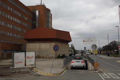 Un cotxe entra al pàrquing subterrani de l’Arnau de Vilanova per l’actual accés provisional.