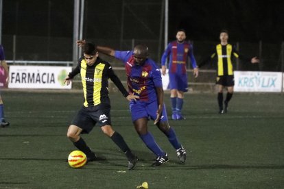 Un jugador del Pardinyes intenta controlar el balón en una acción del partido de ayer en Pardinyes.