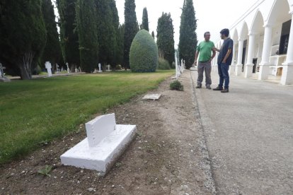 L’alcalde del Palau, Francesc Balcells, i un operari de la brigada valorant les destrosses.