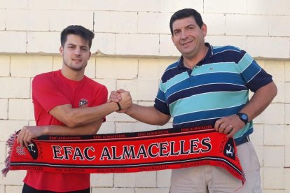 Xavi Toldrà, nuevo fichaje del EFAC, con el presidente, Joan Bosch.