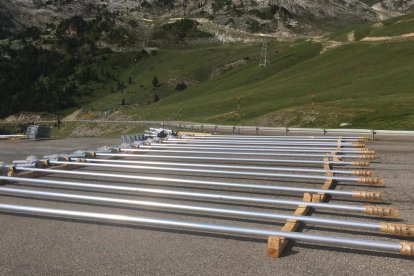 Imatge de material per a la xarxa de canons de neu de Baqueira.