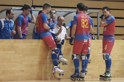 Albert Folguera da instrucciones al equipo.