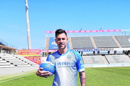 Liberto intenta controlar la pilota davant d’un jugador del Llagostera.