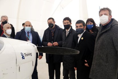 Los consellers Calvet y El Hormani, en las instalaciones aeroportuarias de Alguaire ayer.